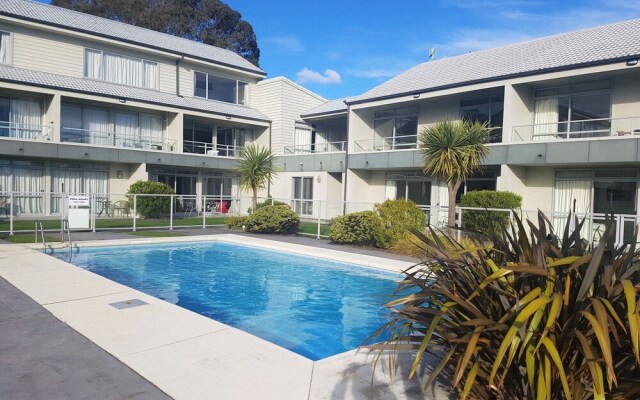 300 Lake Terrace