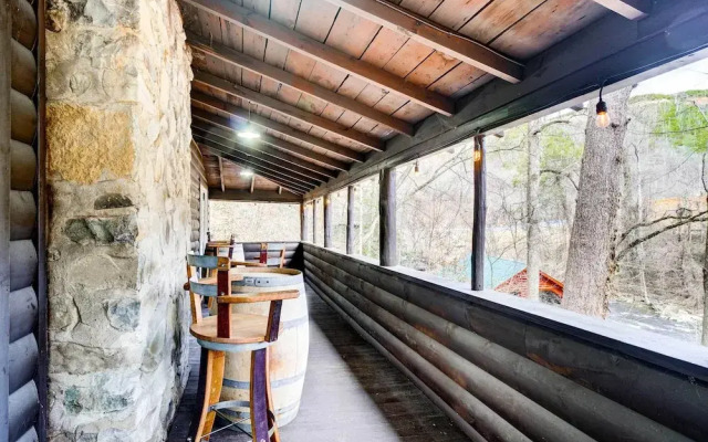 Gatlinburg Cabin: Hot Tub & River Views