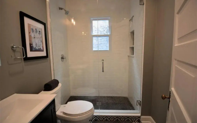 Penthouse Level, Stunning Wrigley Stay