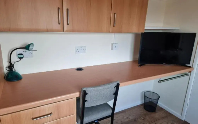 4 Bed 2 Bathroom House with Garden and Parking