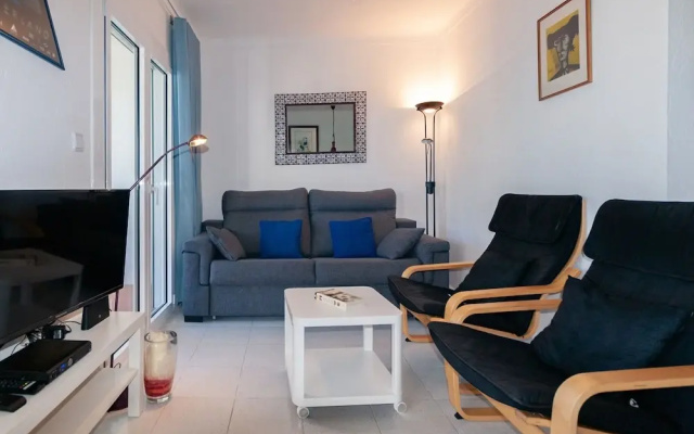 Cozy Apartment in Roses with Sea Nearby