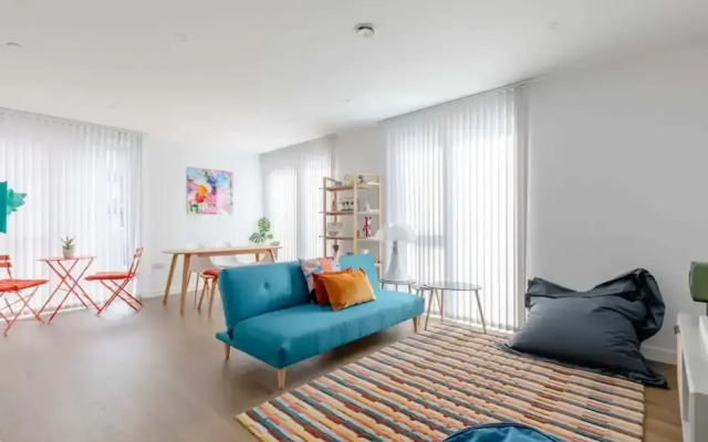 Stylish 2BD Oasis W/balcony South East London!