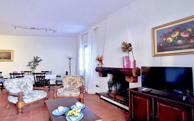 Spacious and Neat Linked House at the Como Lake