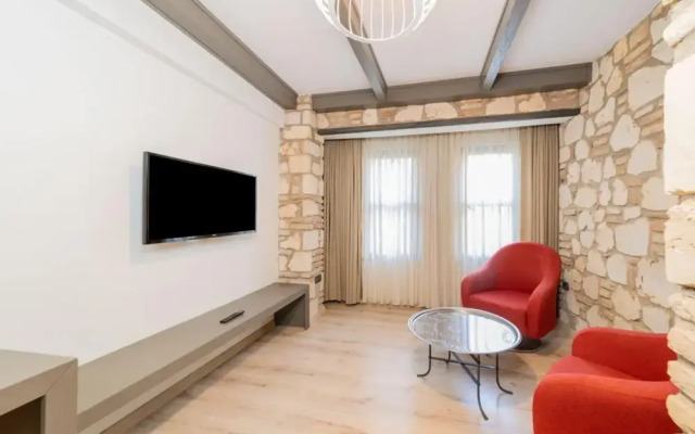 Peaceful Hotel Room Near Hadrian s Gate
