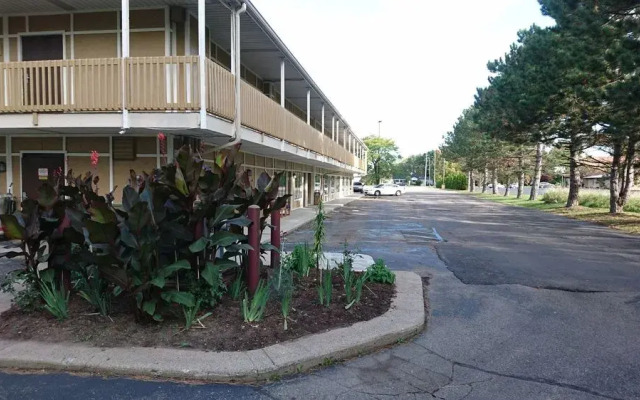 Super 8 Flint/Burton Area