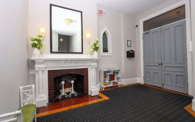 Maverick Suites at 245 Newbury St