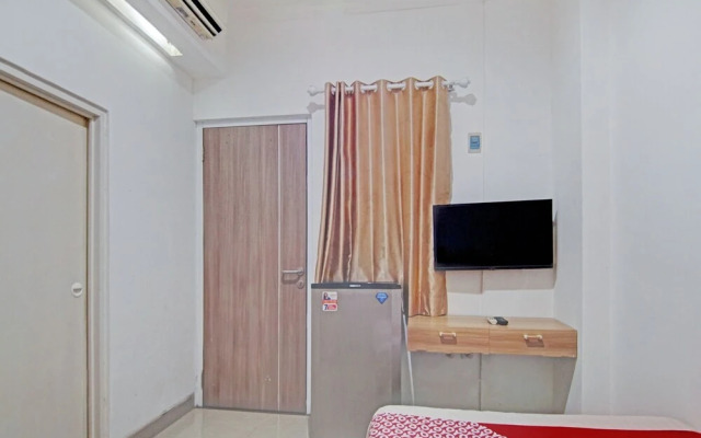 OYO 90432 Family Residence