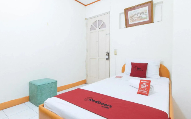 RedDoorz @ Malibu Room BF International Las Pinas