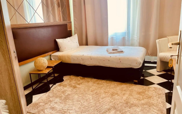 Hotel Pension De Lux