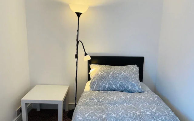 Shirley House Self Catering Guest House, 5 min Drive to Cruise Ship Terminals and City Centre