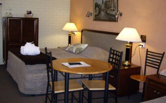 Estelle Kramer Motor Inn