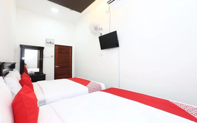 Super OYO 89678 Ady Hotel