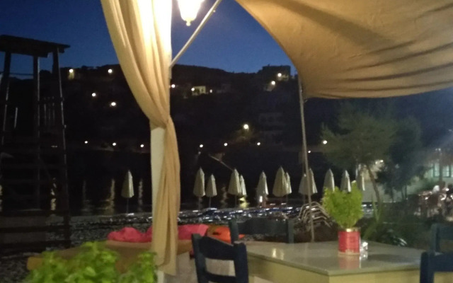 Akti Miaouli Holiday Home