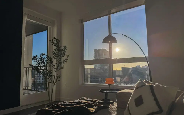 Sunny Home in Mid-hollywood Pool Free Parking