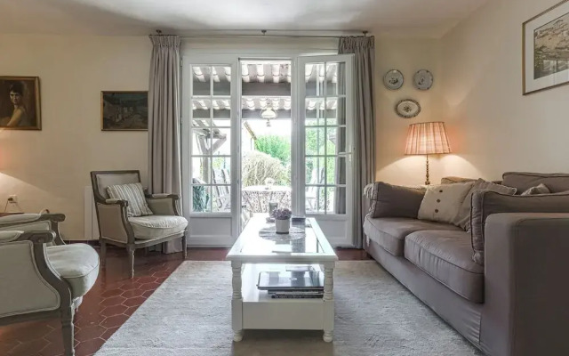 Classy Holiday Home With Swimming Pool, Bbq, Terrace, Garden