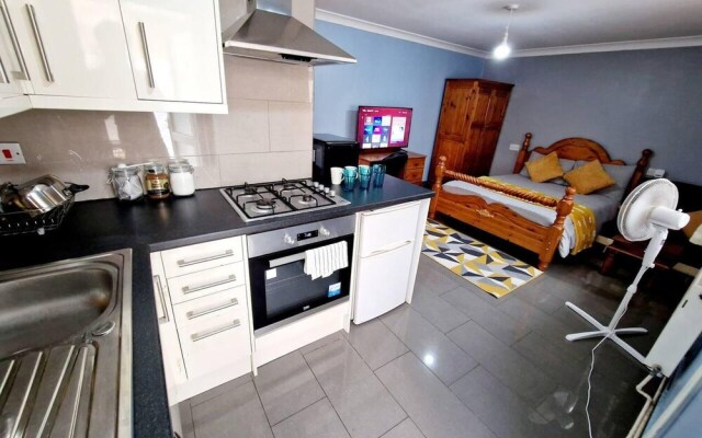 Beautiful 1-bed Studio Next to Slough Station