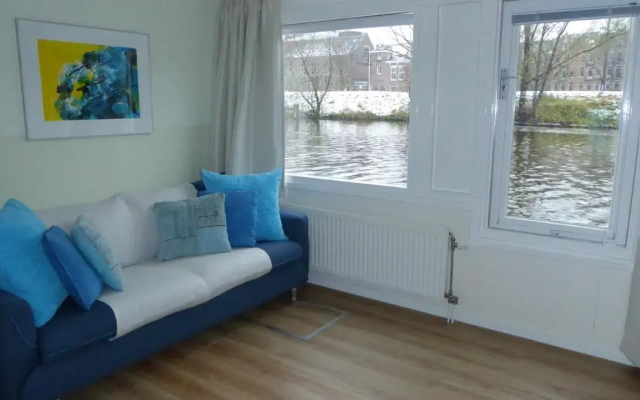 Houseboat In The Center, 5 min walk to Tropical Museum, Free Wifi! - Hotel in Amsterdam - Photo 4