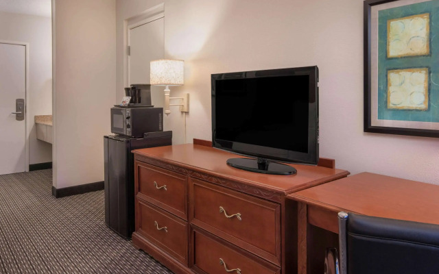 La Quinta Inn & Suites by Wyndham Naples East (I-75)