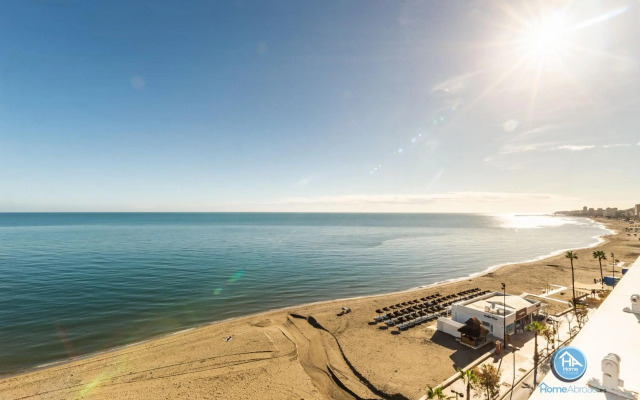 HomeAbroad Apartments - Ático Deluxe Fuengirola with FREE Parking