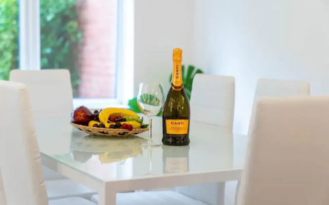 Stylish Three Bedroom House With Garden in Birmingham Suburb