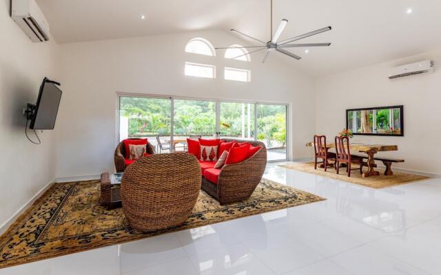 House and Apartment With Private Pool - Walk to Beach