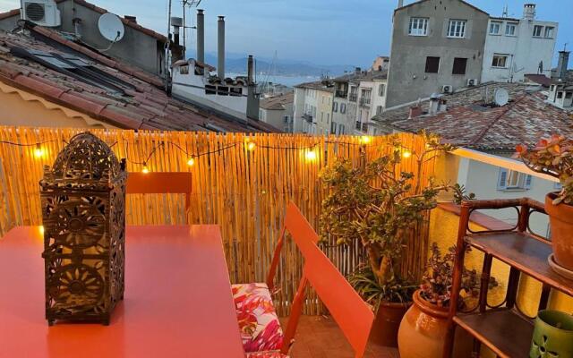 06M - Vieil Antibes beau duplex avec terrasse vue mer