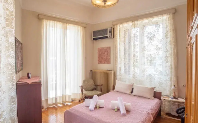 Classic Central Athinian Apartment