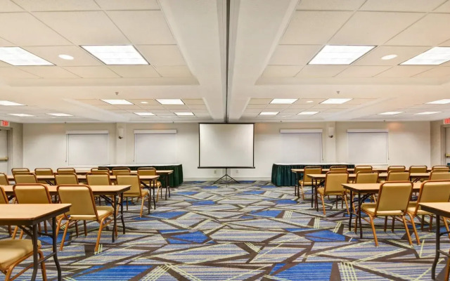 Holiday Inn Express & Suites New Berlin by IHG