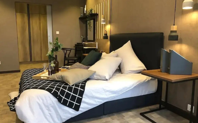 Expressionz Professional Suites by SYNC @3ppl