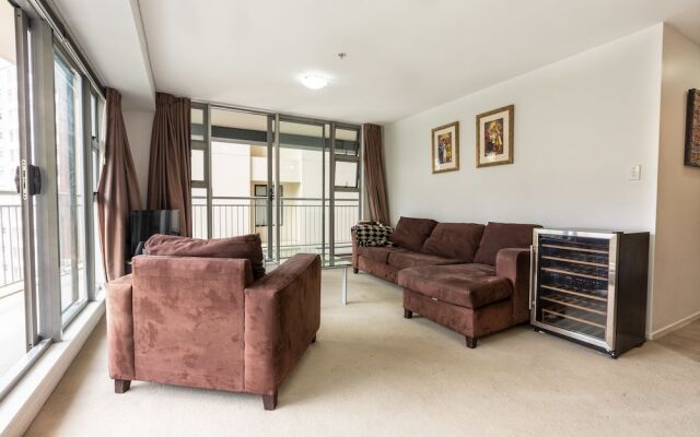 Cosy Two Bedroom in CBD with Pool