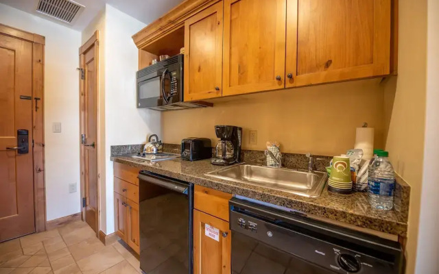 Comfortable Studio Efficiency Unit With Balcony Over Mountaineer Square Condo - No Cleaning Fee! by RedAwning