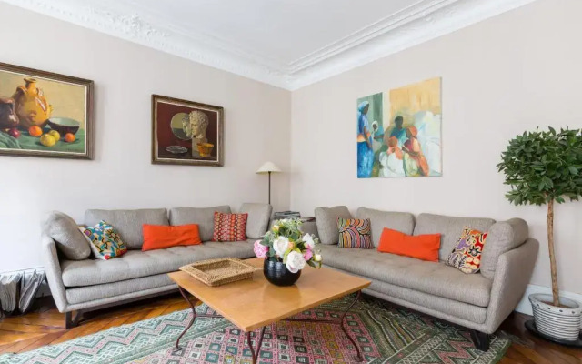 Veeve - Muted Beauty in Batignolles
