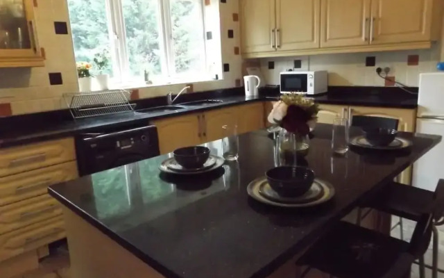 Room in Guest Room - Large Room in Coventry