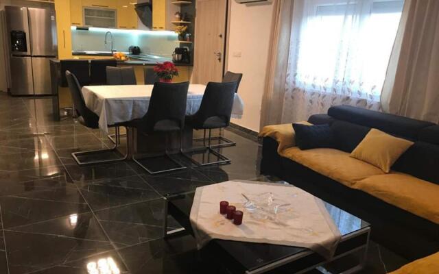 Zdene - private pool - A2(6)