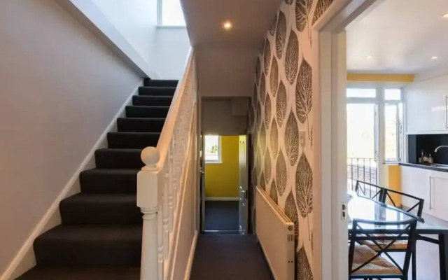 Stylish Flat Just Outside Central London