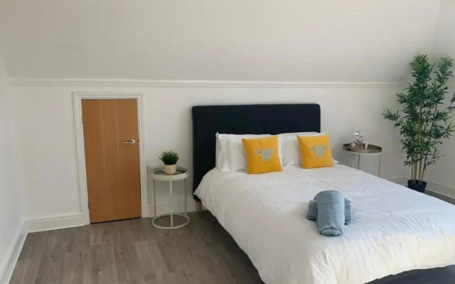 Addlestone - Large Stunning 2 bed room Apartment
