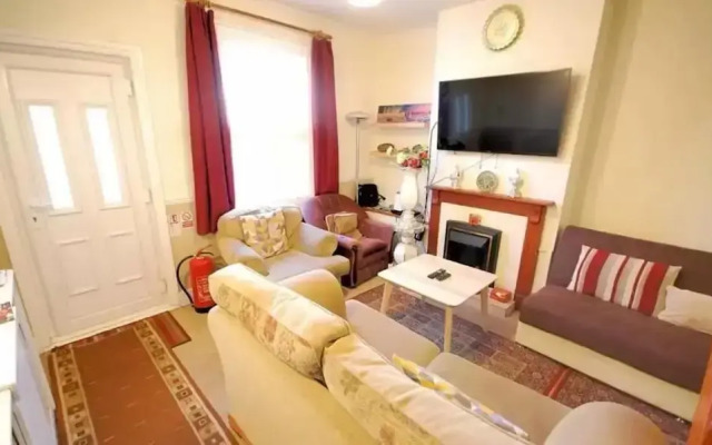 Spacious Four-bedroom House With Garden in Wembley