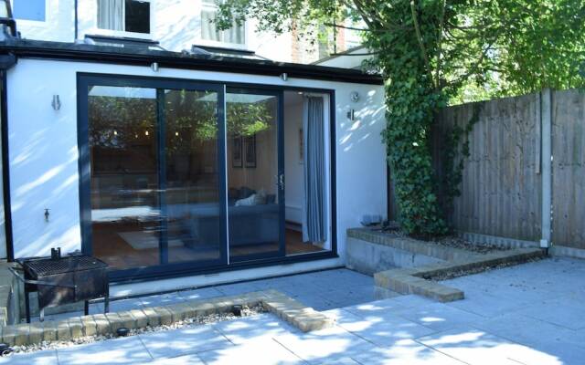 Spacious 2 Bedroom Apartment in South London