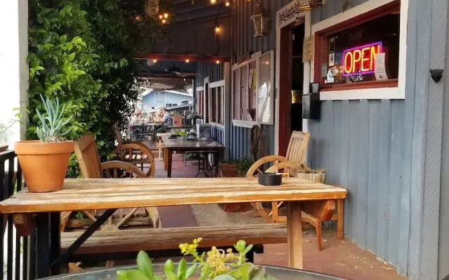 Gena's Sierra Inn & Restaurant