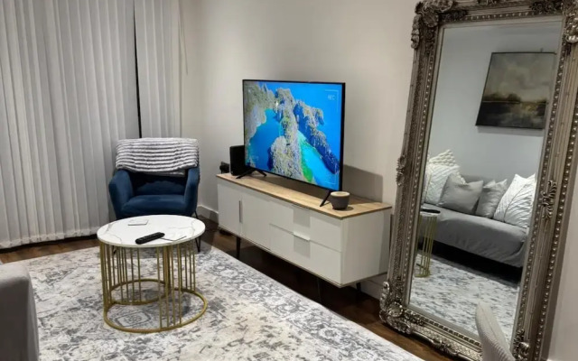 Stylish 2-bed Apt-private Parking-10mins to Centre