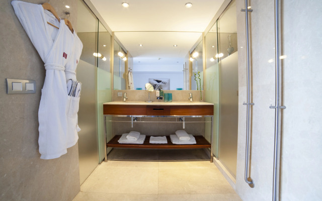 Petit Palace Hotel Tres
