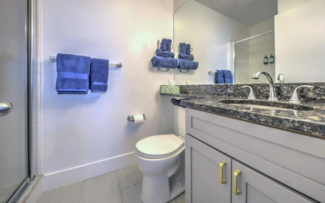 Gorgeous Studio with Bay Windows!