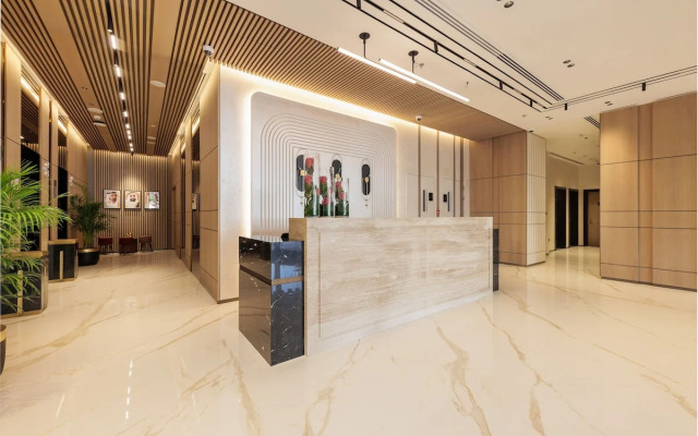 Отель Holiday Inn Dubai Village Circle