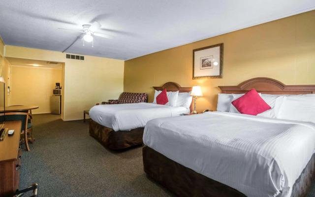 Econo Lodge Inn & Suites