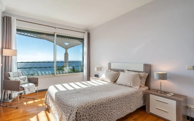 Oceanside Terrace Apartment by HR Madeira