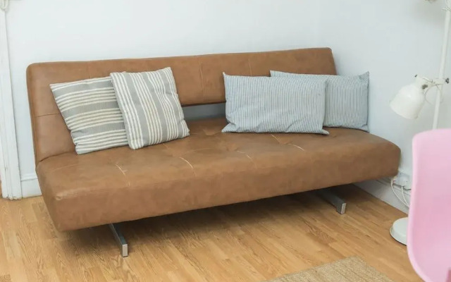 Spacious Studio Apartment Soho Square