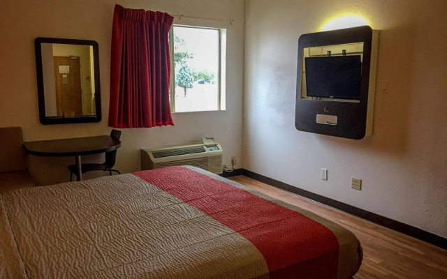 Motel 6 Woodway, TX