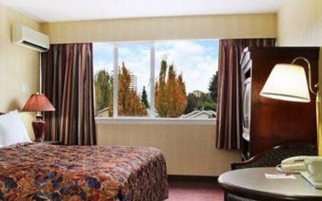 Ramada Hotel & Suites Metrotown