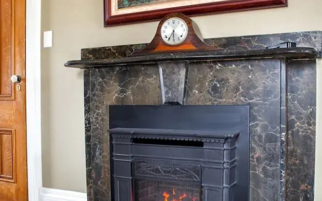 Maplehurst Manor B&B
