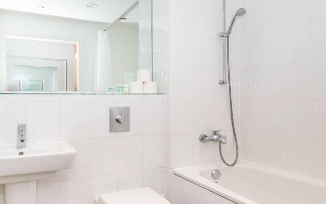 Light and Bright 1BR Apartment Close to Station